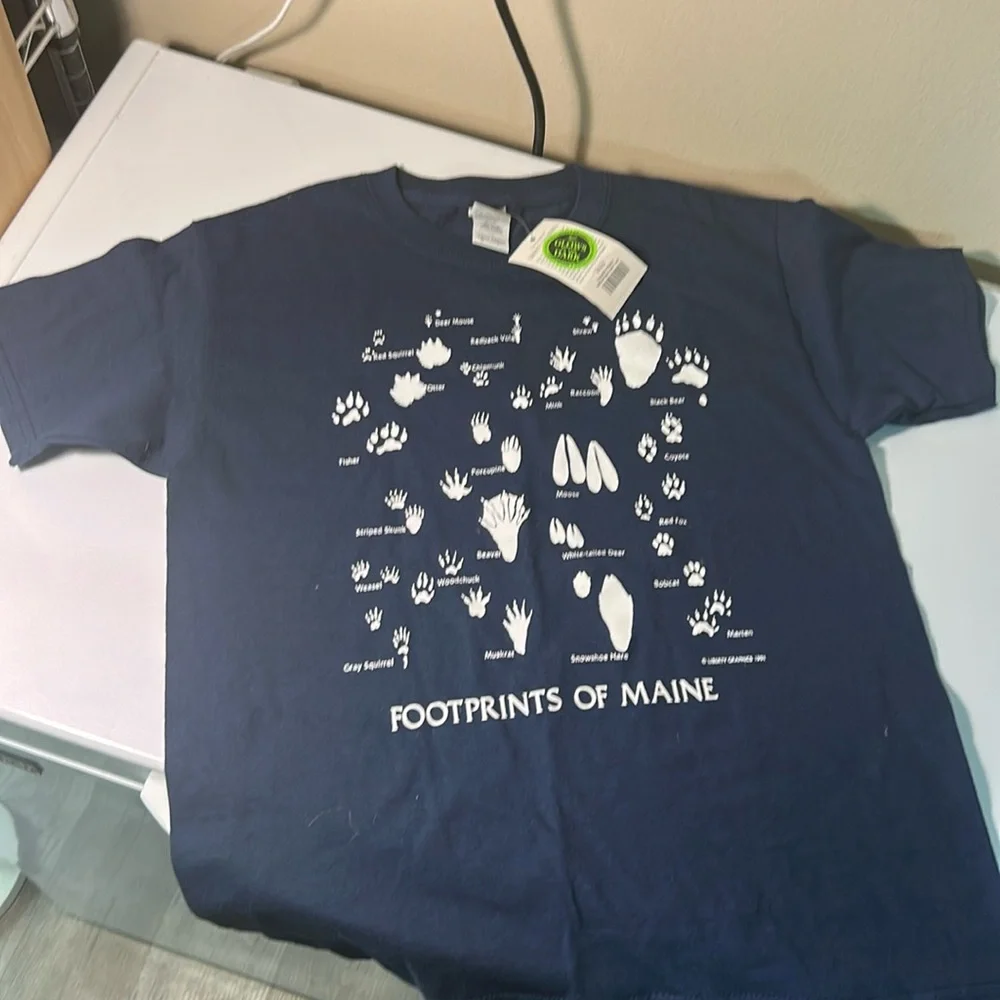 Footprints of Maine glow in the dark graphic printed tee size medium - Picture 1 of 9